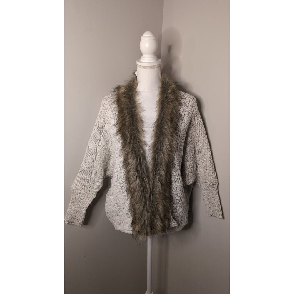Nwt Northern Angel faux fur long sleeve chunky cable knit sweater